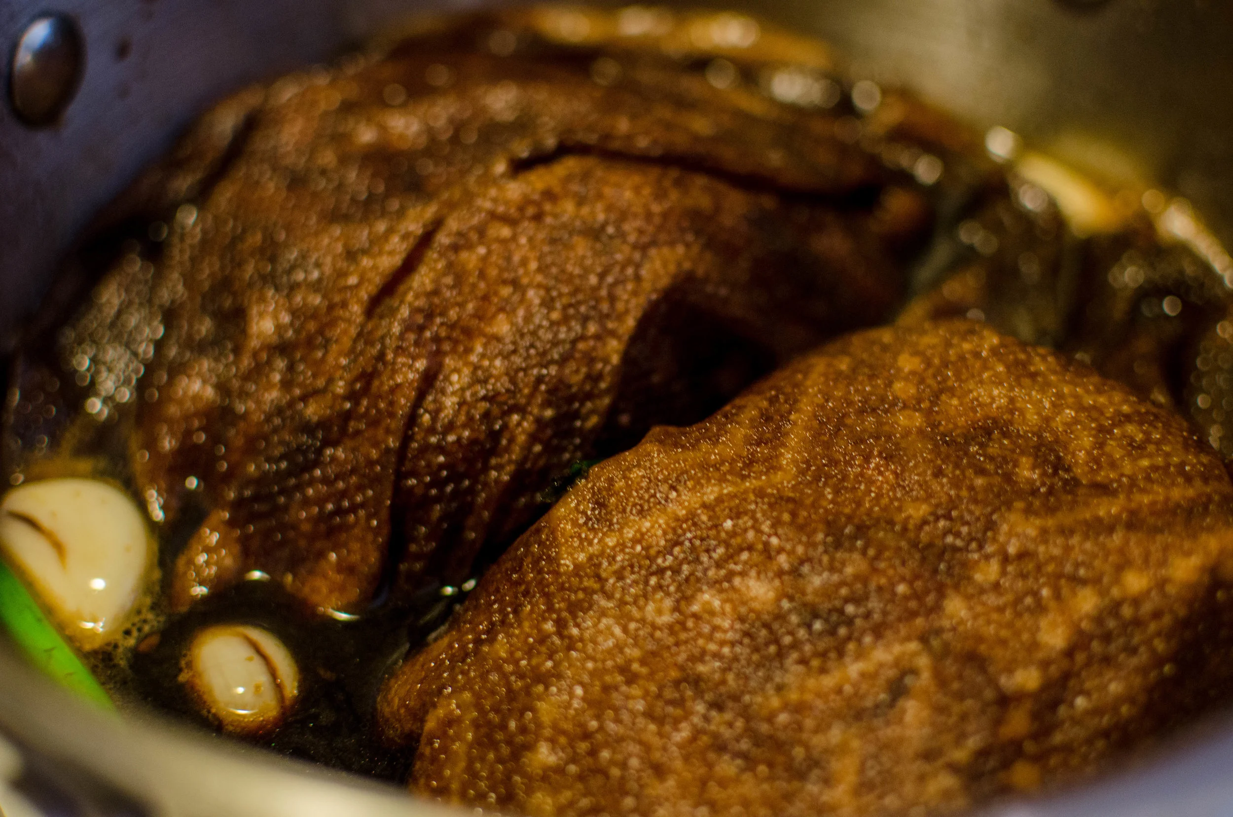 covered the chashu with paper towels in an attempt to keep them moist and marinated.&nbsp;